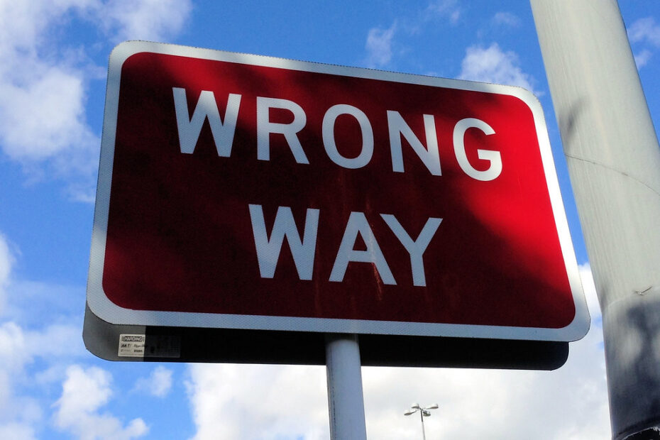 「WRONG WAY」と書かれた道路標識（意図しないリダイレクト先のイメージ）