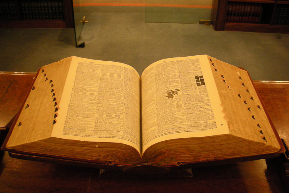 書見台に開かれた古い辞書（翻訳ファイルの読み込みのイメージ）